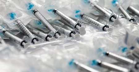 Osoby w wieku 28 i 29 lat mogą zapisywać się na szczepienie przeciw COVID-19.