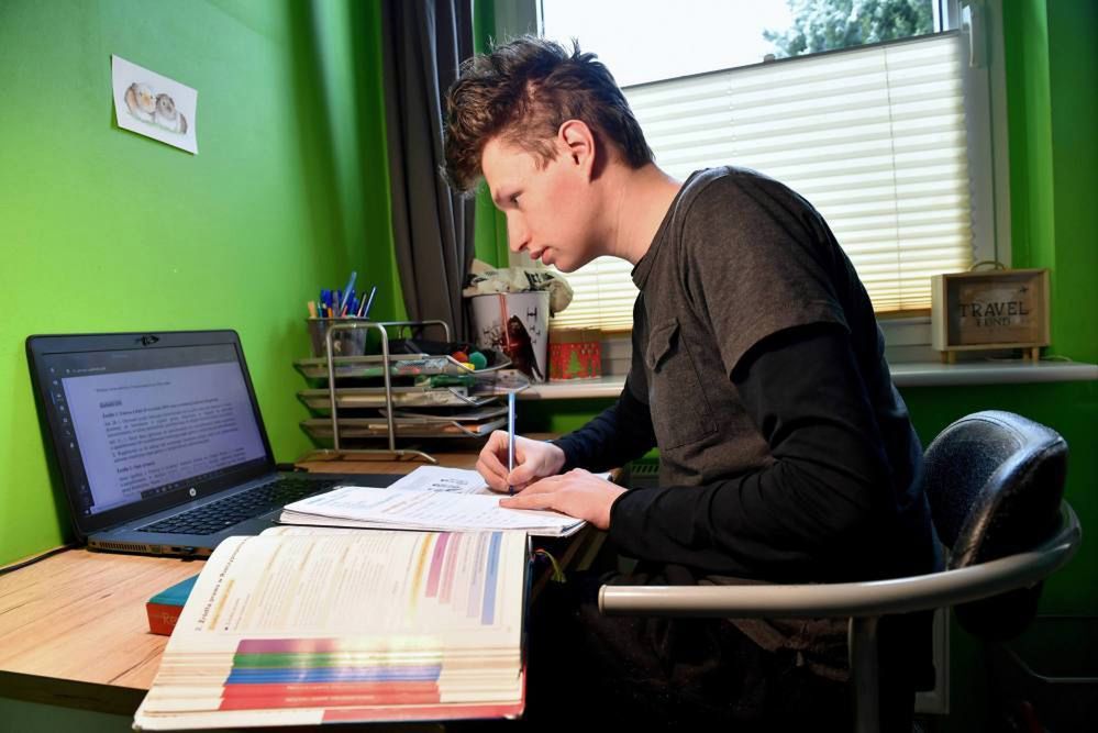 <p>Szczecin, 15.01.2021. Koronawius w Polsce. Zdalna nauka  w Szczecinie, 15. bm. tegorocznego maturzysty jednego z miejscowych liceów. Matura ustna w 2021 roku bêdzie nieobowi¹zkowa. Bêd¹ mogli przyst¹piæ do niej  absolwenci, którzy staraj¹ siê o przyjêcie na uczelniê zagraniczn¹ i w postêpowaniu rekrutacyjnym s¹ zobowi¹zani przedstawiæ wynik egzaminu ustnego z jêzyka polskiego, jêzyka mniejszoci narodowej, mniejszoci etnicznej, jêzyka regionalnego lub jêzyka obcego nowo¿ytnego albo s¹ zobowi¹zani do przyst¹pienia do egzaminu ustnego z jêzyka obcego nowo¿ytnego w celu zrealizowania postanowieñ umowy miêdzynarodowej. (mb/dw) PAP/Marcin Bielecki</p>