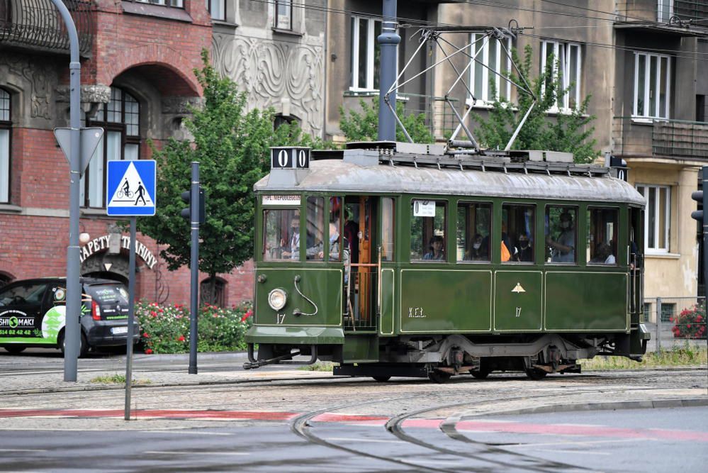 Łódź: na trasy turystyczne wyruszyły tramwaj “Sanok” i autobus “Ogórek”