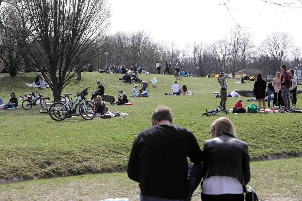 <p>Warszawa, 11.04.2021. Wypoczynek mieszkañców stolicy na Polach Mokotowskich, 11 bm. Pogoda zachêca do wyjcia z domu i spêdzania czasu na wie¿ym powietrzu. (olm) PAP/Wojciech Olkunik</p>