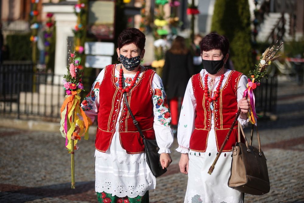 Od 15 maja zniesienie obowiązku noszenia maseczek na otwartym powietrzu.