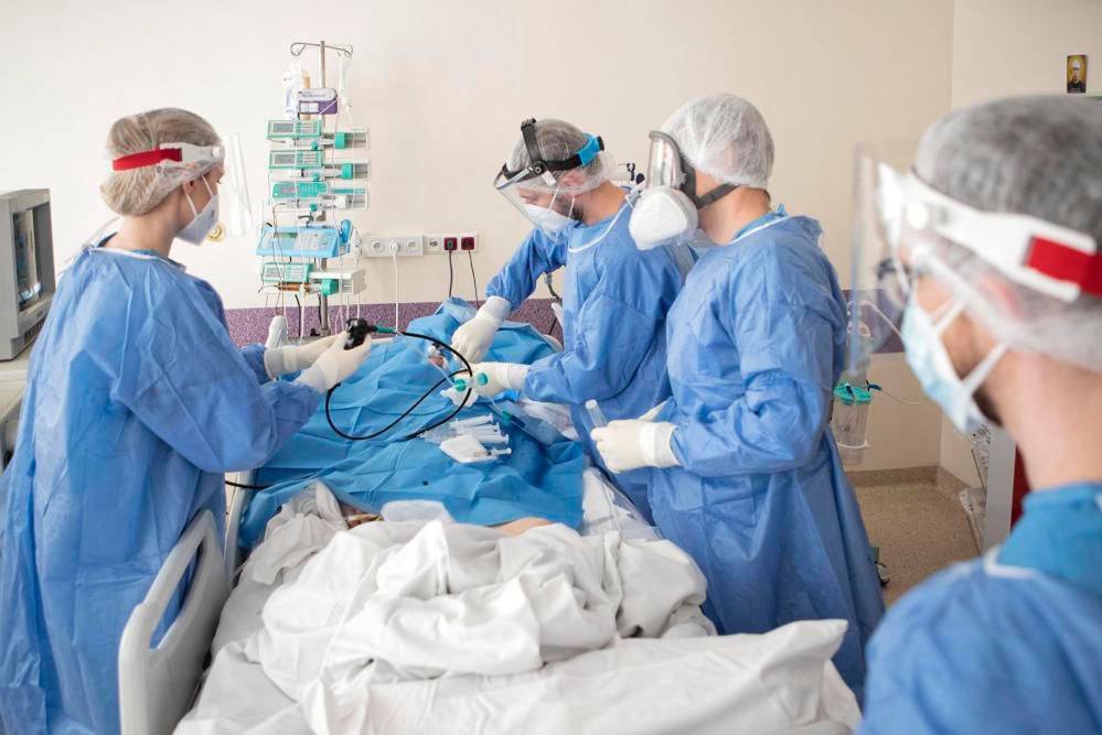 <p>Lublin, 26.02.2021. Szpital Wojewódzki przy al. Kranickiej.  Medycy z oddzia³u intensywnej terapii podczas zabiegu bronchoenteroskopii u pacjenta chorego na Covid-19.   (js/awol) PAP/Jacek Szyd³owski</p>