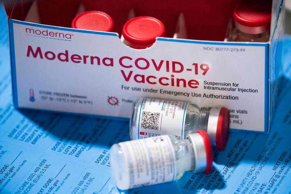 <p>epa09114128 A box of the Moderna COVID-19 vaccine is used at a mass vaccination event hosted by Unity Health Care, at Walter E. Washington Convention Center in Washington, DC, USA, 03 April 2021. About one thousand people were inocculated with the Moderna COVID-19 vaccine at the event. Authorities are encouraging people to continue to use face masks after being vaccinated.  EPA/MICHAEL REYNOLDS<br />
Dostawca: PAP/EPA.</p>