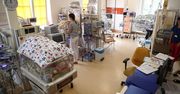 Kaja i Nela – pierwsze z sześcioraczków pojechały do domu