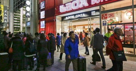 Japonia wprowadza zakaz eksportu towarów luksusowych do Rosji.