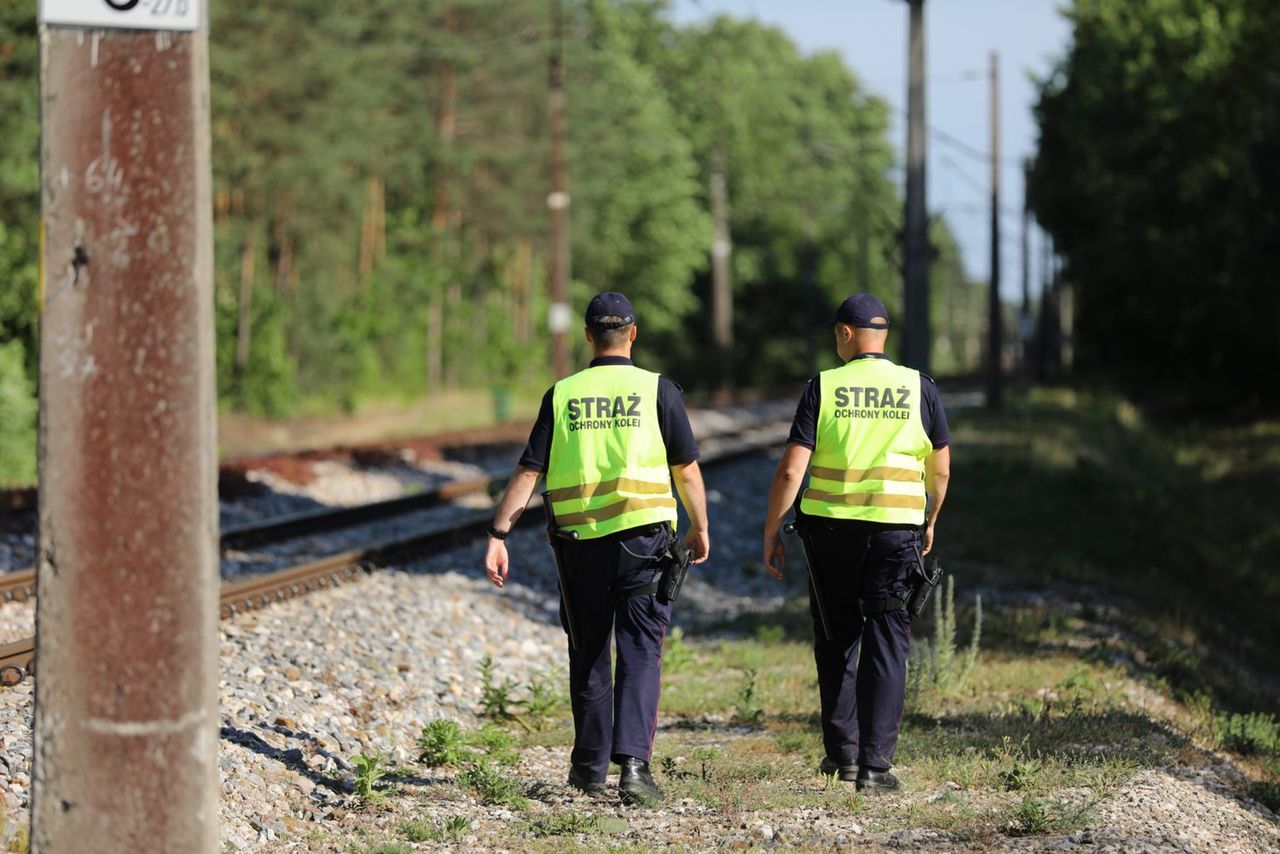 Kradł metalowe elementy nieczynnej stacji kolejowej. “Wpadł” przez monitoring