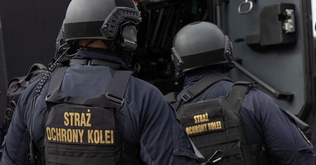 Wandale odpowiedzą za dewastację kolejowego oświetlenia i… szereg innych przestępstw