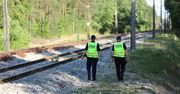 Grupa nastolatków wspięła się na słup trakcyjny