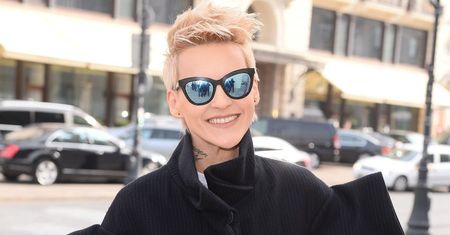 Agnieszka Chylińska w oryginalnym płaszczu. Odwraca uwagę od szczupłej sylwetki?