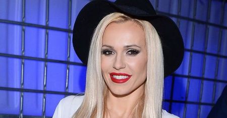 Doda na MTV EMA w klasycznej białej koszuli, spodniach z frędzlami i kapeluszu