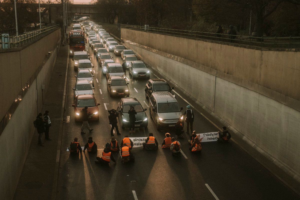 Aktywiści Ostatniego Pokolenia zablokowali Wisłostradę: protest w obronie klimatu