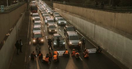Aktywiści Ostatniego Pokolenia zablokowali Wisłostradę: protest w obronie klimatu