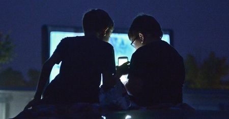 Ekspert: nadmiar światła niebieskiego jest szkodliwy dla oczu