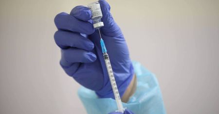 Seniorzy powinni zaszczepić się czwartą dawką jak najszybciej, bo przed nami szczyt letniej fali