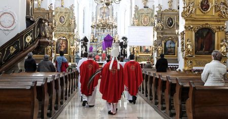 CBOS: 37 proc. Polaków praktykuje wiarę co niedzielę lub częściej