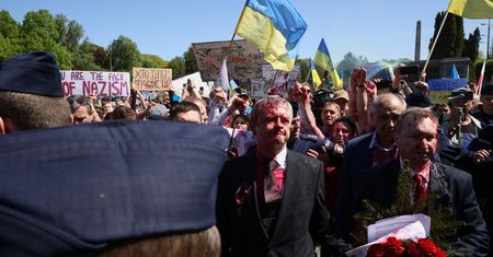 Demonstranci oblali czerwoną substancją ambasadora Rosji przed Mauzoleum Żołnierzy Radzieckich