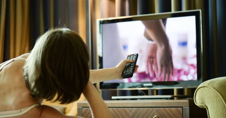 Naukowcy: mniej godzin przed telewizorem – mniej zawałów i udarów