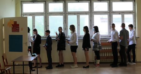 Ósmoklasiści piszą egzamin z matematyki