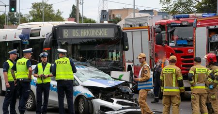 11 osób poszkodowanych po zderzeniu radiowozu z autobusem