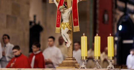 Wielka Sobota w Kościele katolickim to czas zadumy; po zmroku odbywa się liturgia Wigilii Paschalnej