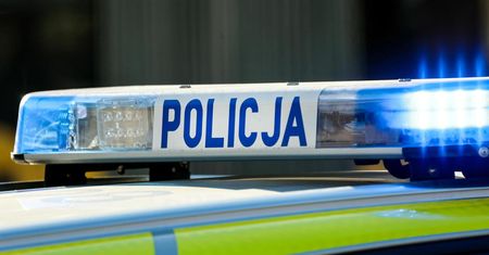 Policjant wiózł nastolatki i rozbił radiowóz; w kwietniu stanie przed sądem
