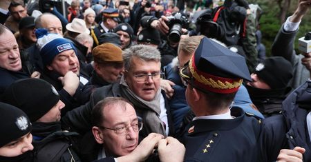 Drzwi do Sejmu zamknięte przed Kamińskim i Wąsikiem