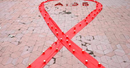 Zakażenia HIV dotyczą dziś głównie ludzi w “białych kołnierzykach”, artystów i celebrytów, a nie narkomanów