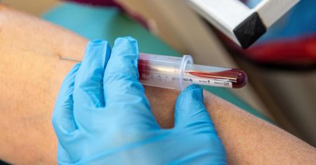 Zwykły test krwi może wskazać ryzyko zawału