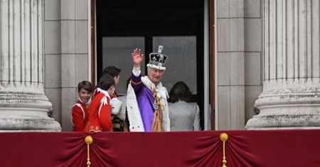 Rodzina królewska na balkonie Pałacu Buckingham – bez Andrzeja i Harry’ego
