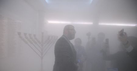 Poseł Grzegorz Braun wykluczony z udziału w posiedzenia Sejmu po zgaszeniu gaśnicą menory chanukowej