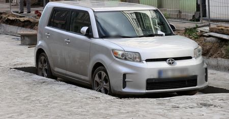 Słynne, zabetonowane auto zniknęło