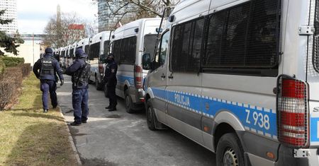 Nerwowa atmosfera po przemówieniu Kaczyńskiego – protest i interwencja policji przy pomniku smoleńskim