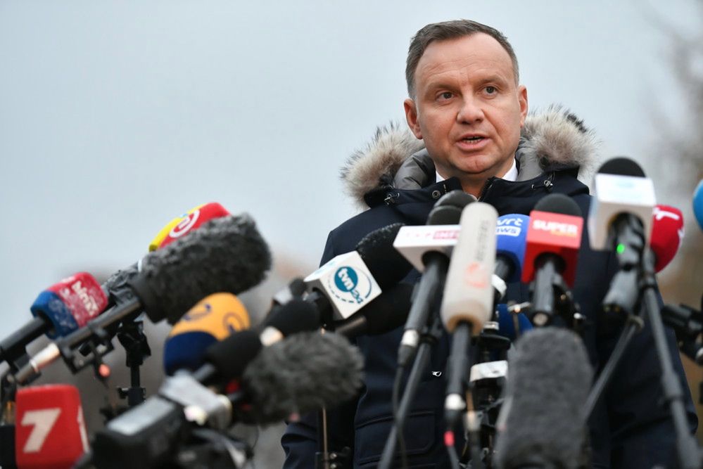 Prezydent Andrzej Duda na miejscu eksplozji rakiety w Przewodowie