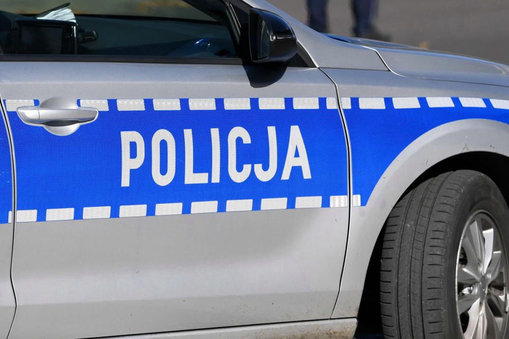 Ciała dwóch mężczyzn i krótką broń palną znaleziono na terenie autokomisu