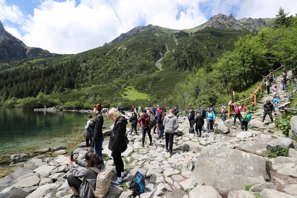 Tłumy turystów w Tatrach; oblężone Morskie Oko, kolejki na Giewont