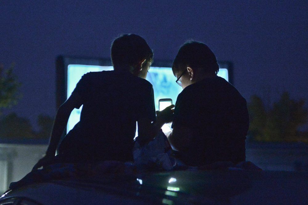 Ekspert: nadmiar światła niebieskiego jest szkodliwy dla oczu