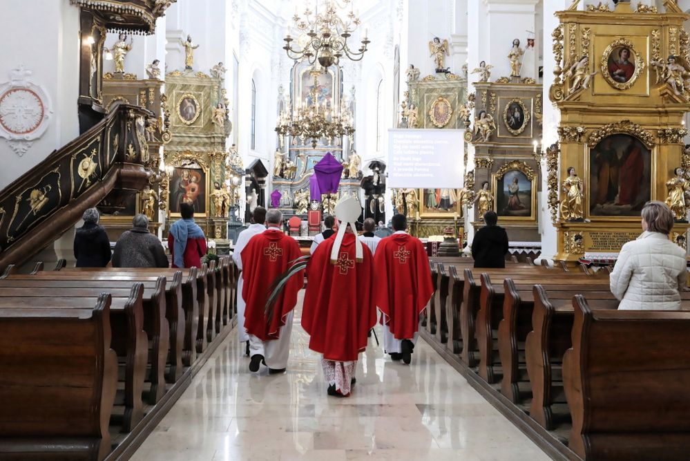 CBOS: 37 proc. Polaków praktykuje wiarę co niedzielę lub częściej