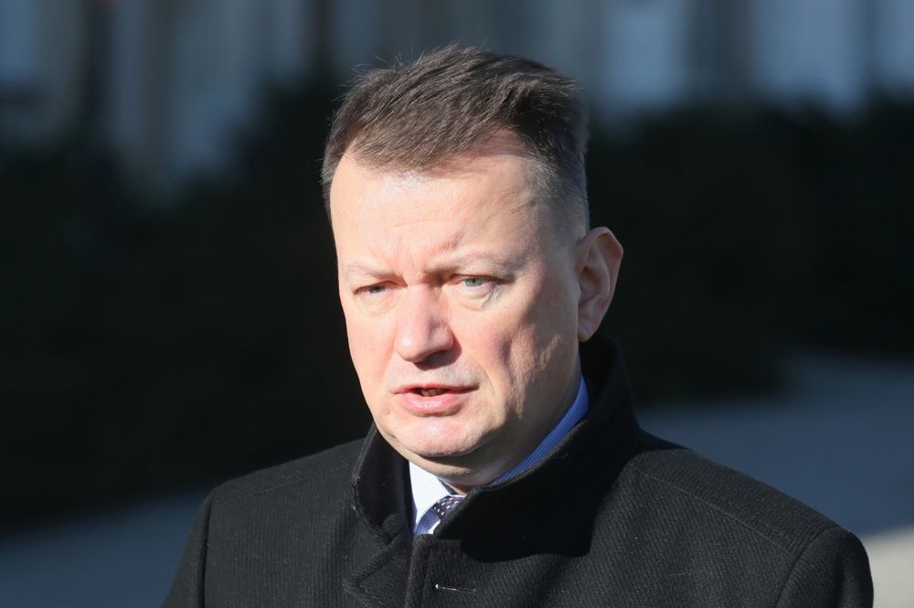 Błaszczak: jak najwięcej ludzi powinno umieć obsługiwać broń