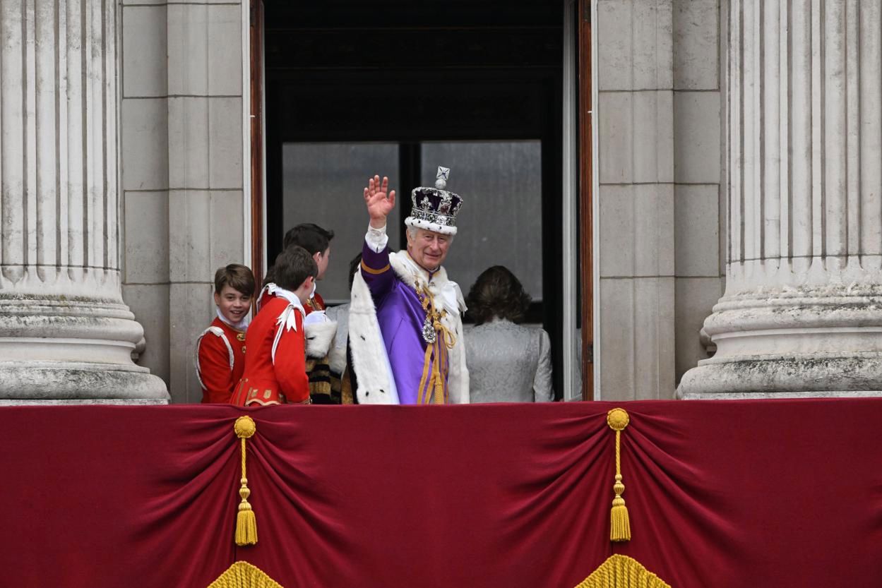 Rodzina królewska na balkonie Pałacu Buckingham – bez Andrzeja i Harry’ego
