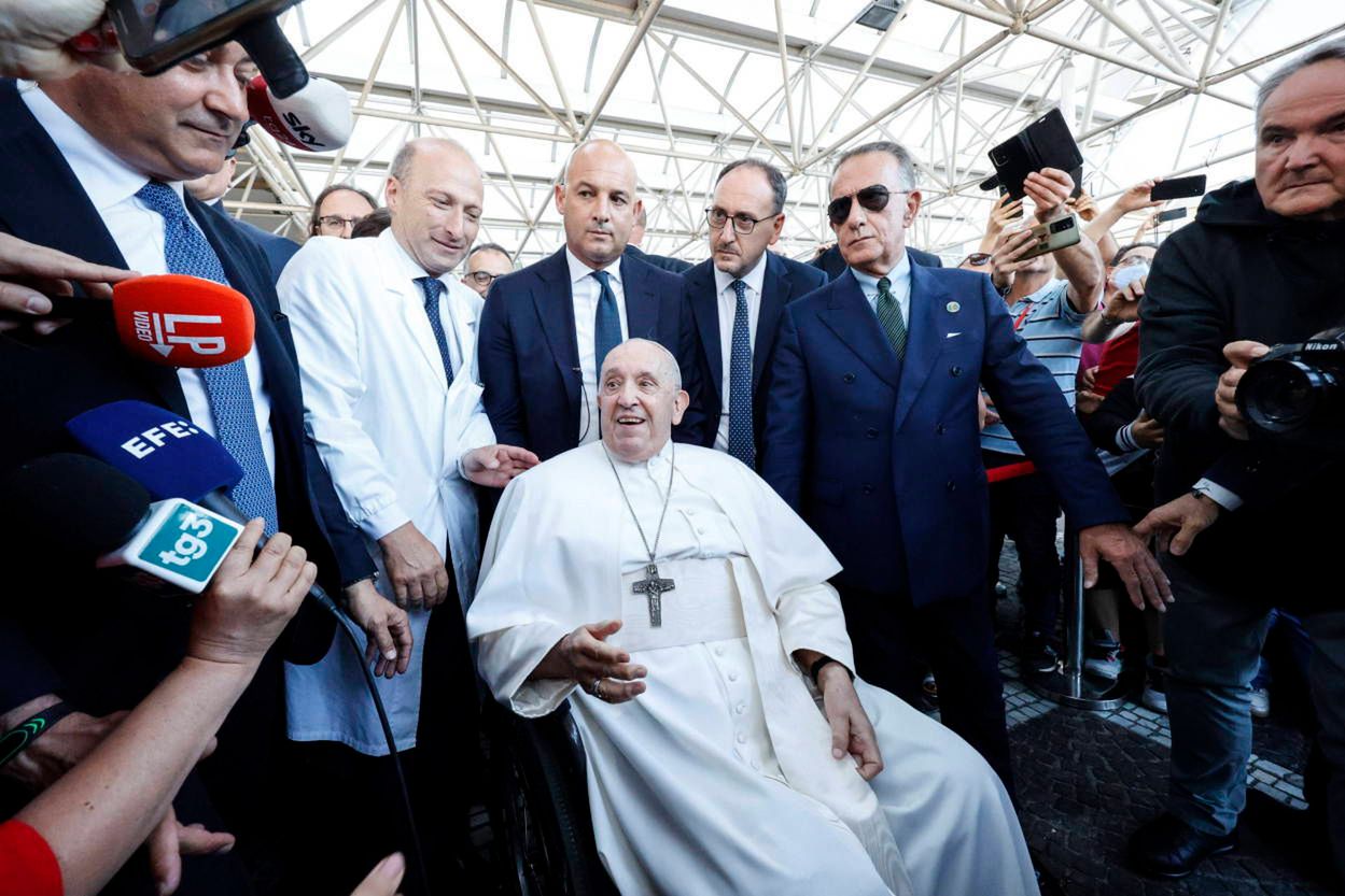 Papież Franciszek opuścił rzymską klinikę Gemelli i wrócił do Watykanu