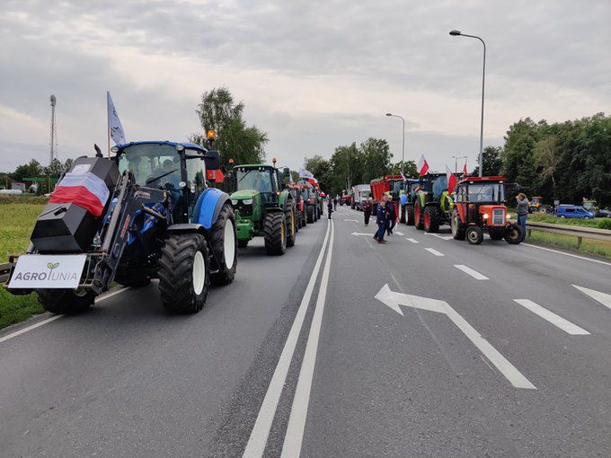 Rolnicy z AgroUnii rozpoczęli blokady dróg w siedmiu województwach.