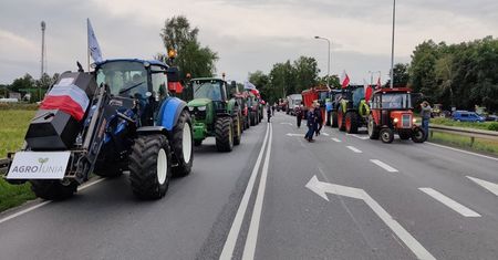 Rolnicy z AgroUnii rozpoczęli blokady dróg w siedmiu województwach.