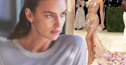 MET Gala 2021. Irina Shayk pokazała się w najkrótszych włosach w karierze. Ostre cięcie to sprawka kontrowersyjnego projektanta