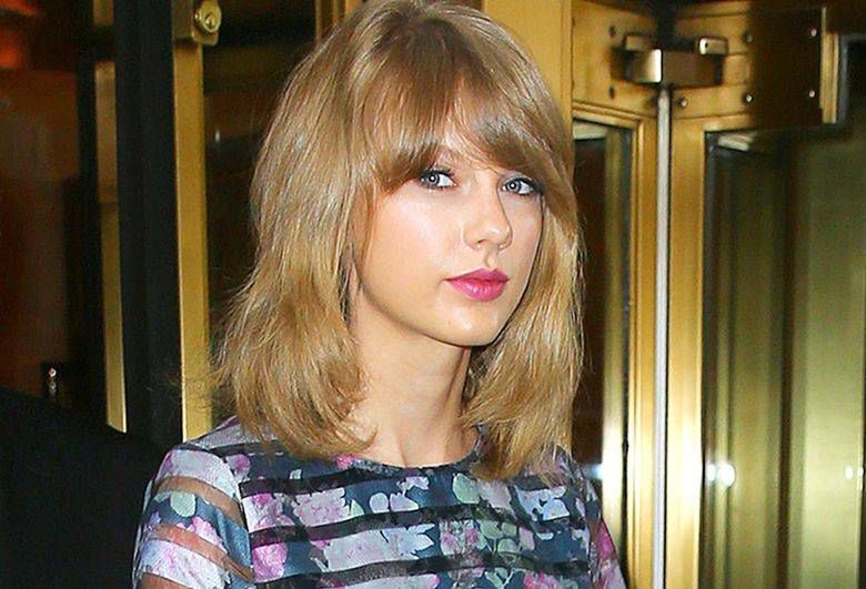 Taylor Swift zawsze wybiera drogie marki. Tym razem też ma torebkę Prady i buty Elie Saab, ale top i spódnica są z popularnej sieciówki!