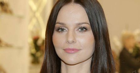 Paulina Sykut zachwyciła dziewczęcą stylizacją. Rozkloszowane sukienki odsłaniające nogi są dla niej stworzone! [zdjęcia]