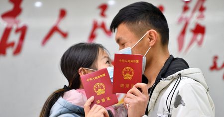 Chiny: mieszkańcy Chengdu podzieleni jako prowincja znoszą ograniczenia dotyczące posiadania dzieci przez osoby niezamężne, ograniczenie liczby.