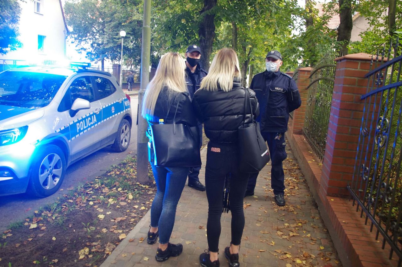 Policjanci przypominali o obowiązku noszenia maseczek