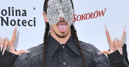 Michał Szpak niczym Tarzan przy wodospadzie. Skorzystał w okazji i dał nura?