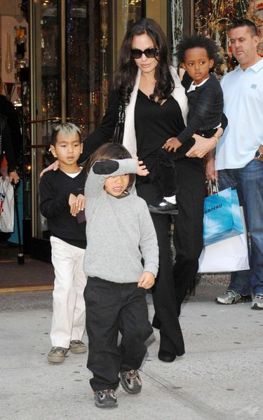 Angelina Jolie z dziećmi


Fot. ONS