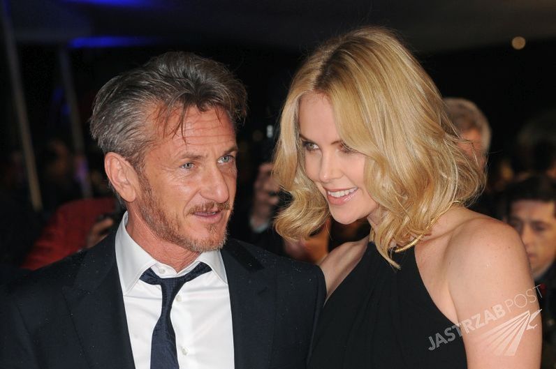 Sean Penn próbuje odzyskać Charlize Theron [WIDEO]